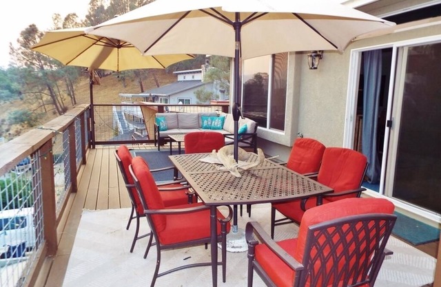 Spacious Dragon Lake Villa on Lake Naci in Paso Robles Wine Country w/Internet
