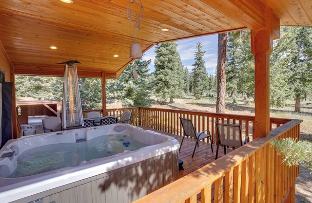 Spacious Duck Creek Village Cabin w/ Hot Tub!