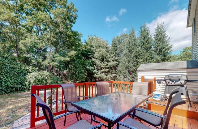 Geräumige Maisonette mit möbliertem Deck und Terrasse! Großartig für Familien und nahe am Strand!