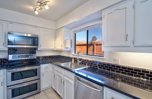 Spacious End-Unit Townhouse in Golf Course Community, mountain views!