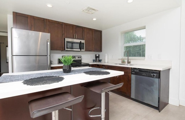 Spacious entire Apartment with Free Parking
