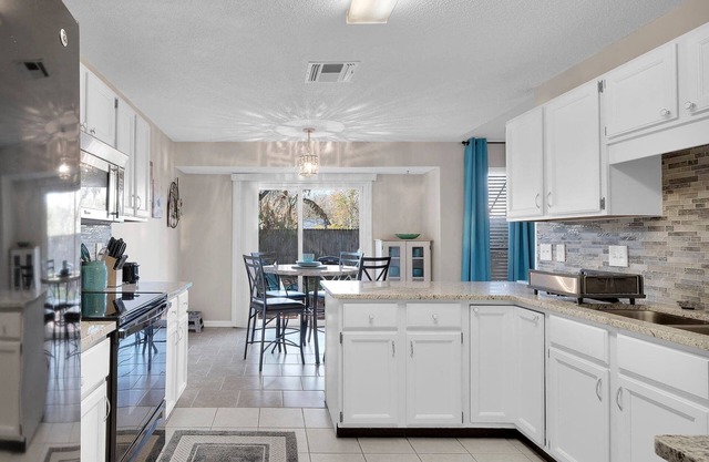 Spacious Family Friendly Home | Mins to NAS Jax