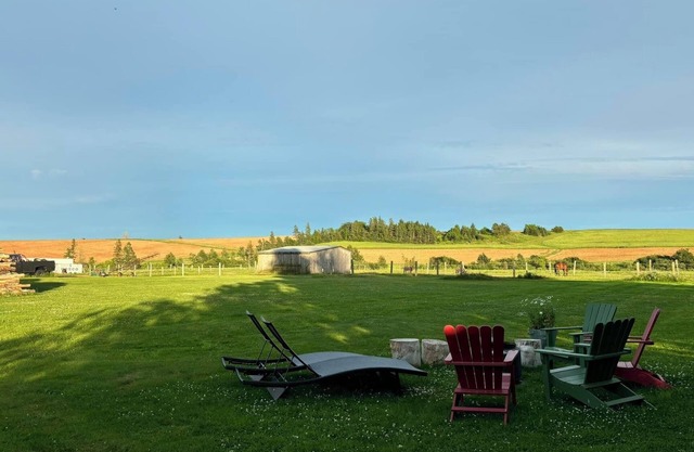 Spacious family-friendly rural apt with huge yard. 15 min between beaches & town