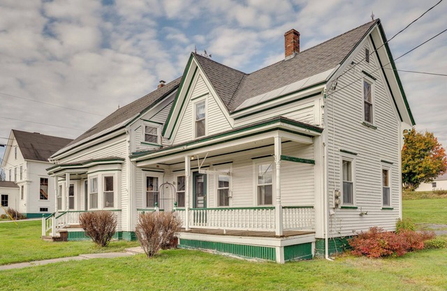 Spacious, family friendly 5-bedroom home in Pittsburg village with trail access.