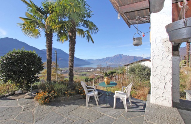 Einfamilienhaus im Tessiner Stil an sonniger Hanglage