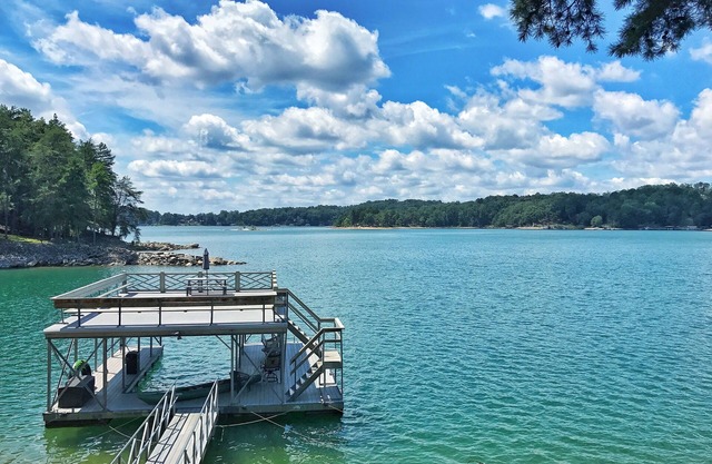 Spaß und familienfreundliches Lake House mit großem zweistöckigem Dock mit Lounge-Möbeln