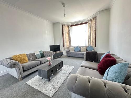Spacious Family Friendly 4-Bed Holiday Home