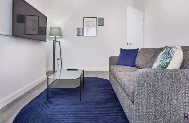 ★Spacious & bright family home ★by Aintree★parking