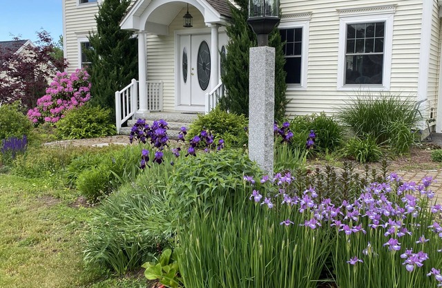 Spacious Family Home, minutes to beaches and hiking trails! sleeps 9