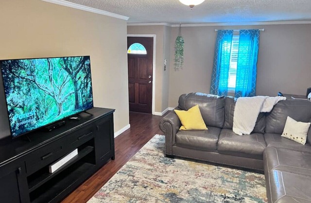 *Spacious Family Home - Downtown Gadsden!*