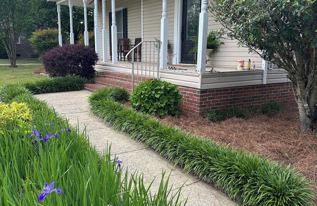 Spacious family home minutes from public boat launch, shopping and hospitals.