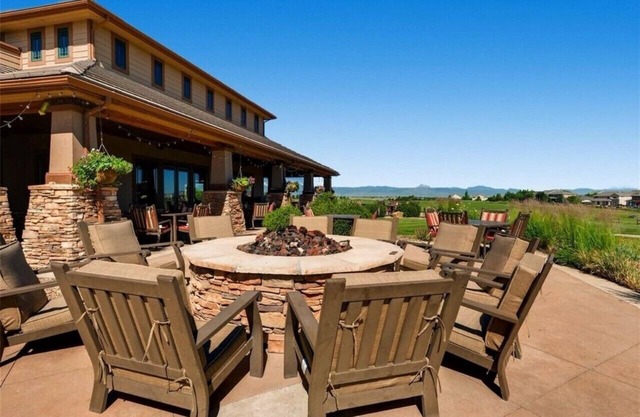 Spacious Family Home near Golf and walking paths. 6 months and more rentals only