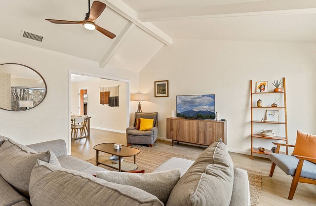 Spacious family home at base of Mt. Elden w/ Cedar-plank Sunroom & Hot tub