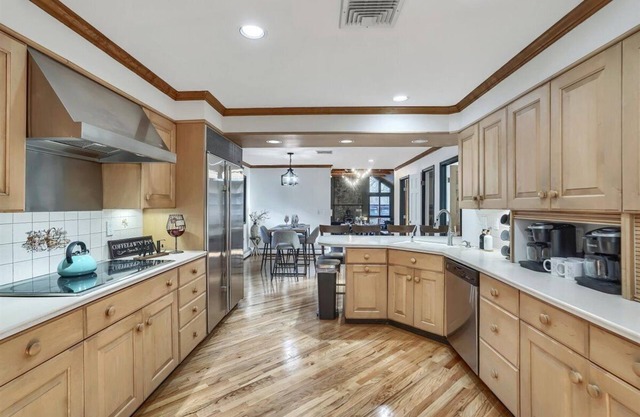 Spacious Family Oasis ~ Heated Pool ~ Hot Tub~ Backyard