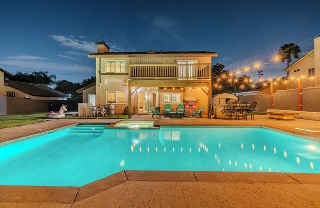 SPACIOUS FAMILY POOL HOME/ 4BR/ KING BED Suite/Arcade Games/Billiard Table/Slp12