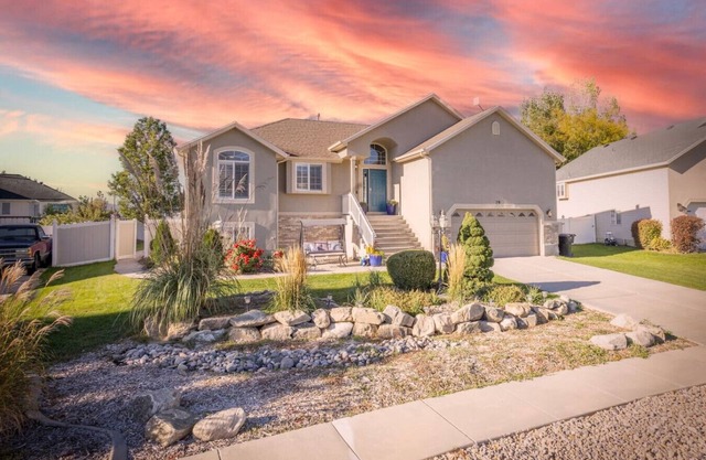 Spacious Family Retreat in Farmington – 6BR with Private Yard, Close to Parks and Shopping
