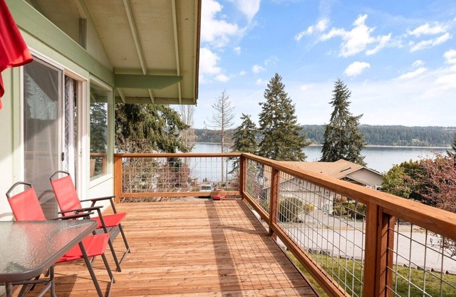 Spacious Family Retreat with Ocean View, Pet friendly