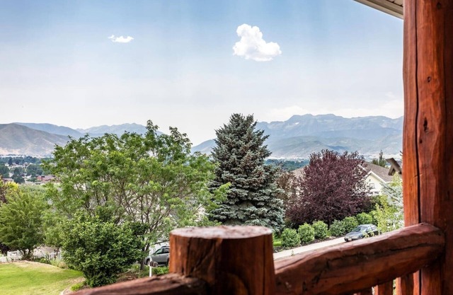 Summer Specials-Family Vacay w/ Views/HotTub/Space