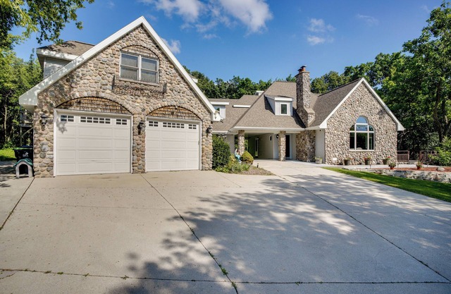 Spacious Family Villa w/ Decks in Chilton!