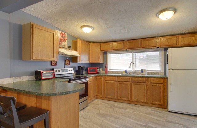 Spacious Fancy Hill Home: Hot Tub + Outdoor Spots!
