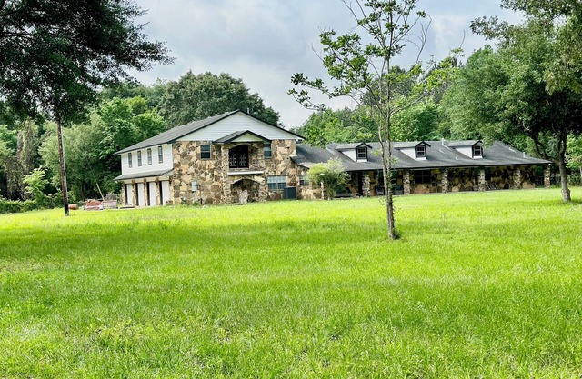 Spacious farmhouse in Cleveland-Big Family Gathering-8bedrooms, 14beds
