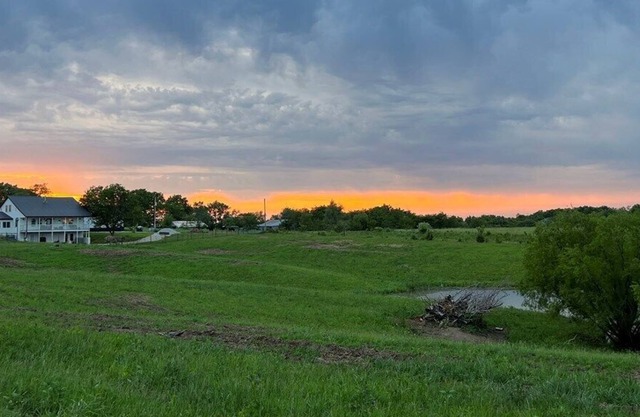Spacious farmhouse lodge on 46 acres w/pond. Escape the city, relax on the farm!