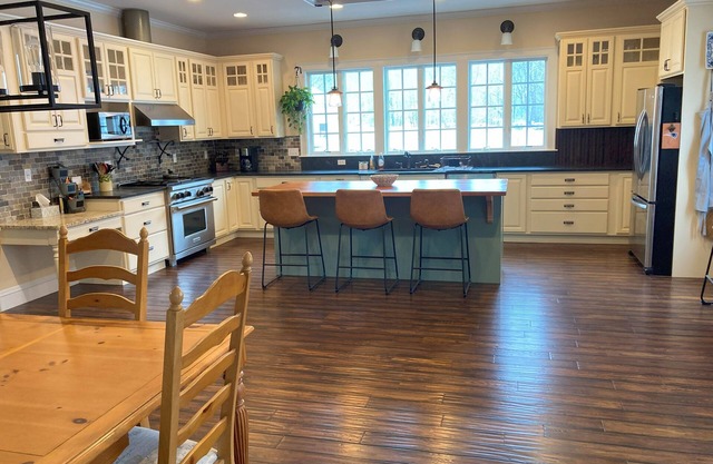 Spacious Farmhouse, quiet country setting, huge kitchen. Great for gatherings!
