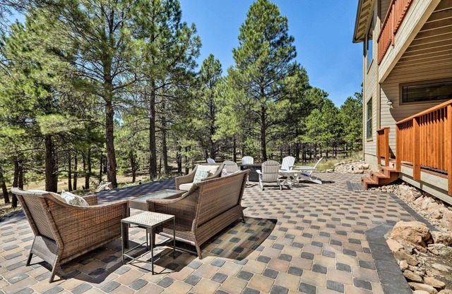 NEU! Flagstaff Home mit Decks, Patio & Waldblick!