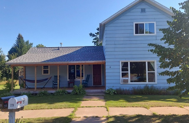 Spacious four bedroom house -walking distance to Lake Superior / Washburn shops