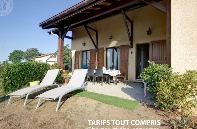 Großzügiges Ferienhaus mit Spielzimmer, Terrasse, Garten und Garage in Saint-Christo-en-Jarez
