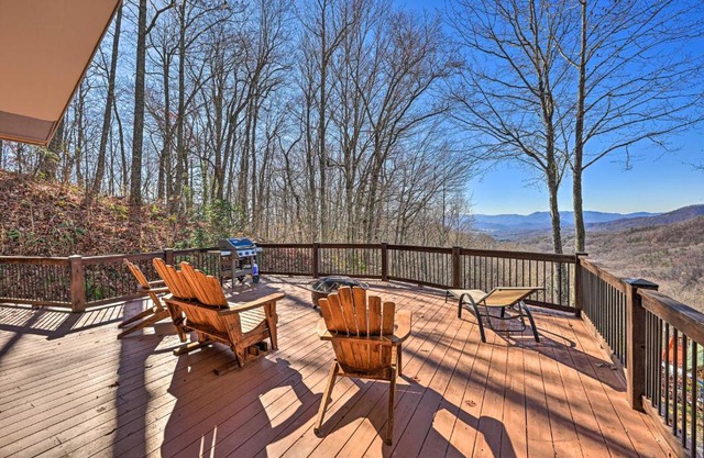 Spacious Franklin Cabin with Mountain Views!