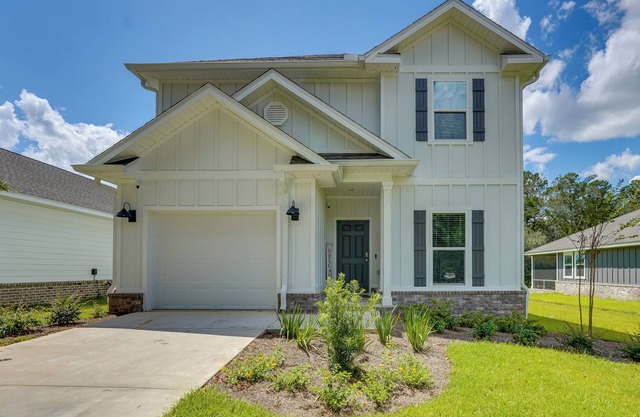 Spacious Freeport Home w/ Deck & 2 Living Areas!