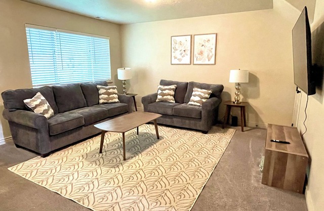 Spacious fully loaded 4-bedroom townhome sleeps 12 freeway access next to BYU