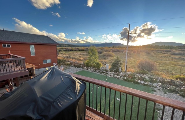 Spacious, fully-loaded 3 bed 3 bath & hot tub!