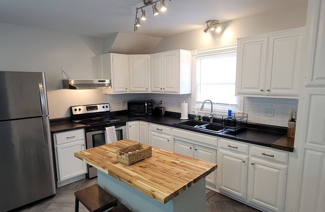 Spacious, Fully-Stocked, Walking distance to Downtown