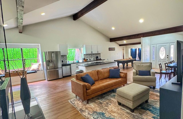 Spacious & Game room in Irving 15 min to Airport& downtown Dallas