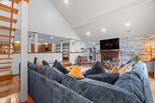 Spacious Game Room Seclusion Hot Tub and more