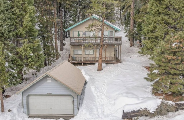 Spacious get away cabin in Mineral, minutes from Lassen south entrance