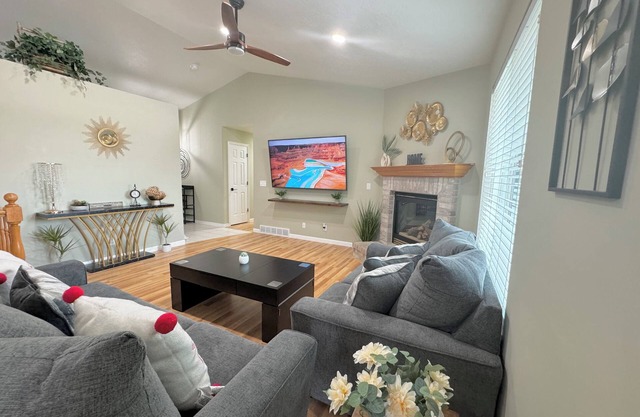 Spacious Getaway Home in The Valley - Top Unit