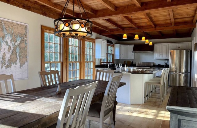 Spacious Getaway Close to Newport & Beaches