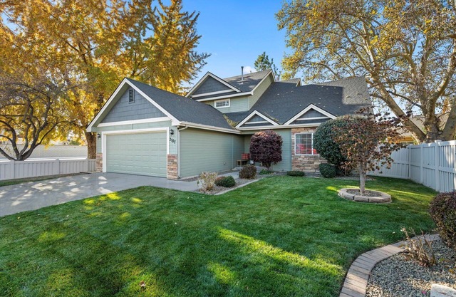 Spacious Getaway, Perfect for Groups, Fire pit, BBQ, 70" TV, near The Village, TopGolf, Parks