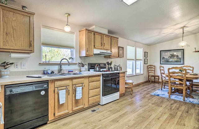 Spacious Glendo House - 1 Mi to State Park!