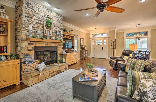 Spacious Golf Course Getaway in Hot Springs!