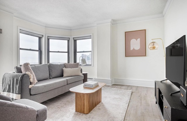 Spacious Gold Coast 2BR w/ Doorman & Gym, 2 blocks to L, by Blueground
