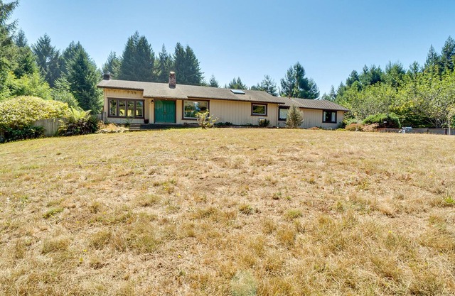 Spacious golf course home with chefs kitchen