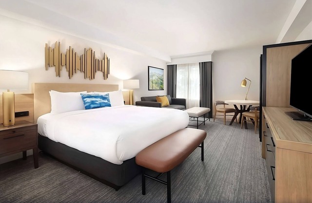 Spacious Good-Value Accommodation! Short Drive to Happy Hollow Park and Zoo!