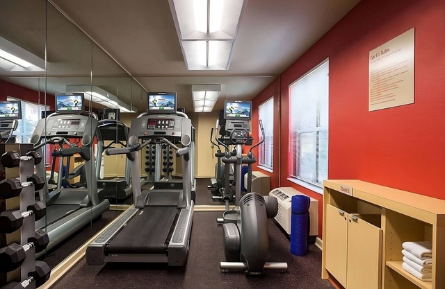 Spacious Good-Value Accommodation! 2 Convenient Units, Outdoor Pool