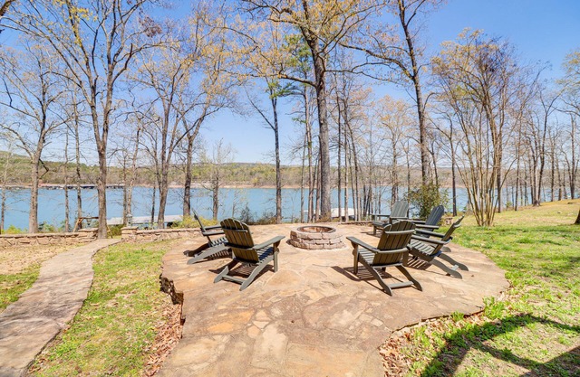 Spacious Greers Ferry Lake House w/ Grilling Deck!