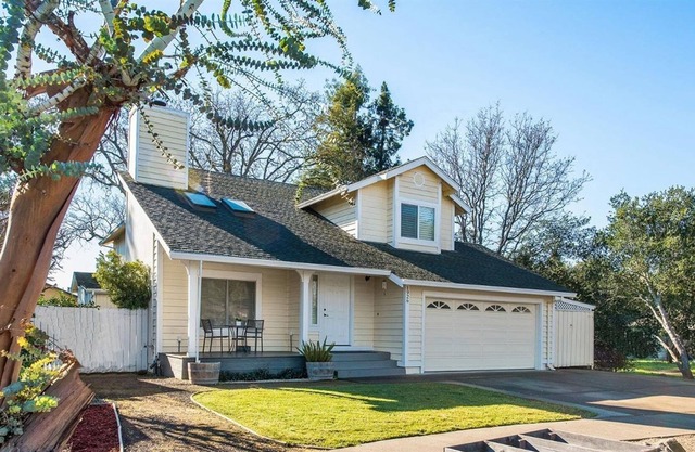 Spacious group getaway with fenced yard, firepit, deck & outdoor dining area