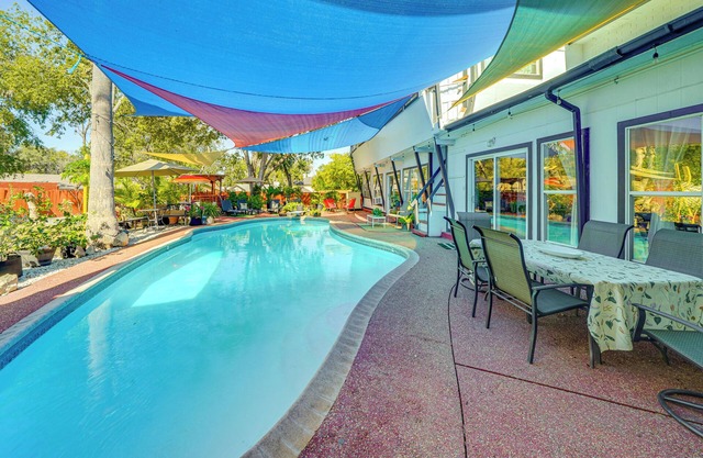Spacious Group Retreat: 15 Mi to Dtwn San Antonio!